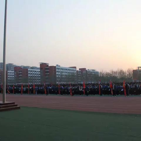 人生经磨砺成长 雨雪霏霾中寻光----单县一中东校区升旗仪式