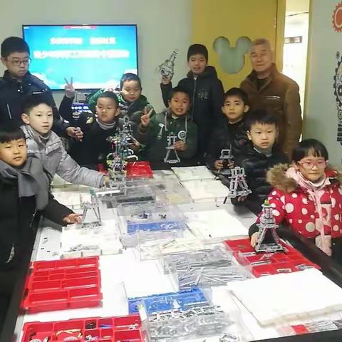 参加乐探机器人拼装🆙冬令营活动