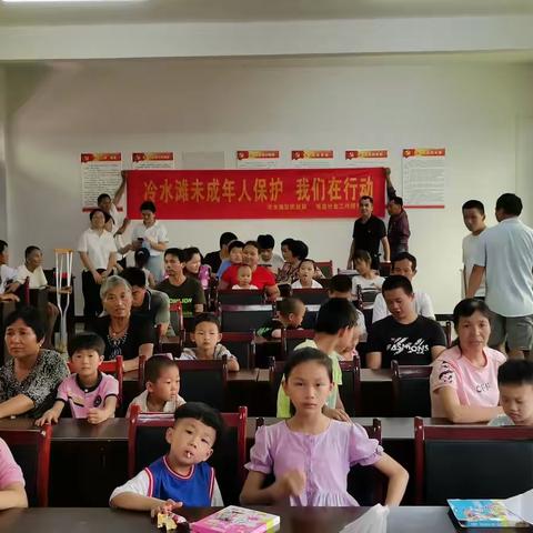 冷水滩区上岭桥镇开展“关爱留守儿童.六防教育进村庄”公益活动