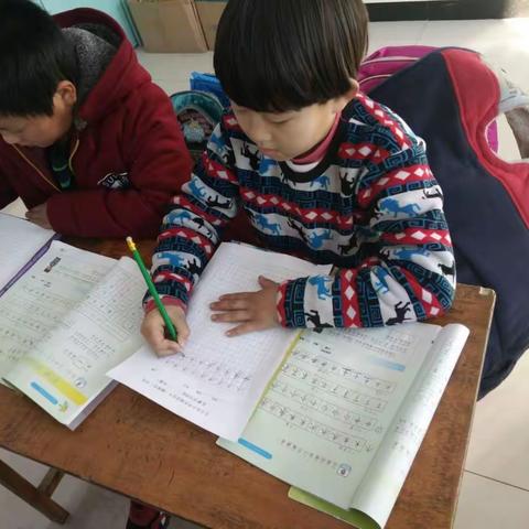 王土房乡中心小学全体学生进行书法比赛