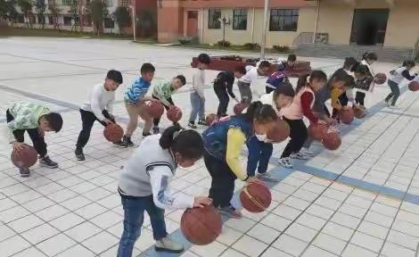 弘扬体育精神，展示少年风采——鹿寨县城南第二小学一(8)中队参加学校第二届阳光体育运动会活动报道