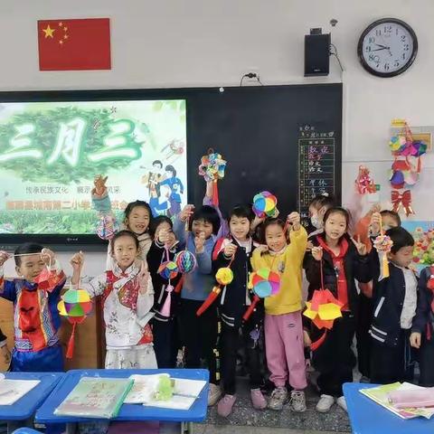 做美绣球，品五色饭，唱好山歌——鹿寨县城南第二小学一(8)中队开展庆祝“壮族三月三”主题活动