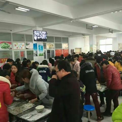 2016年12月21，陵头镇一中师生们欢聚一堂举行包饺子活动