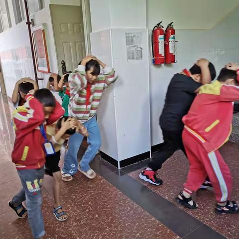 思茅港镇莲花塘小学防震消防演练