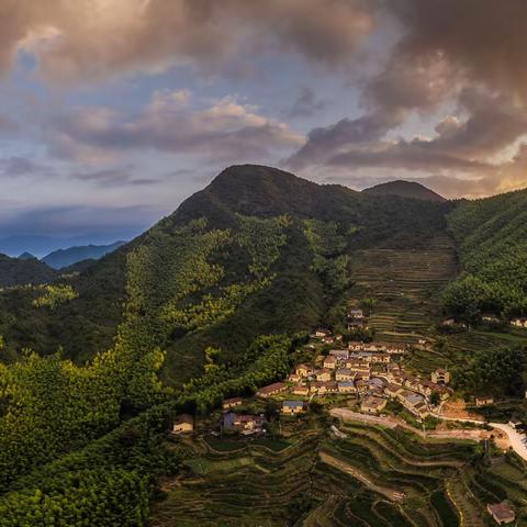 “藏在深闺有人识”-- 绝美的古朴小山村