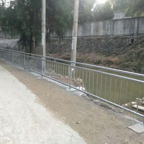 场地硬化，护栏建设