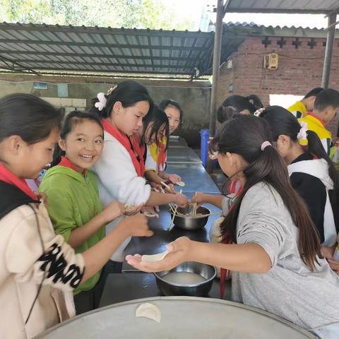 饺子飘香   情暖校园——倚象镇纳吉小学开展包饺子活动