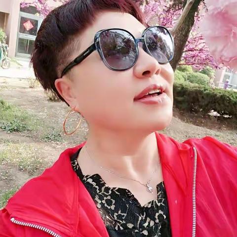 静止小区里赏花，嬉闹，玩耍