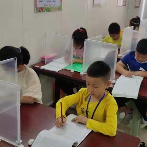 暑假练字最有效，同知创练字学堂欢迎你。一撇一捺都是故事，没有奇迹，只有努力的轨迹！没有运气，只有坚持的勇
