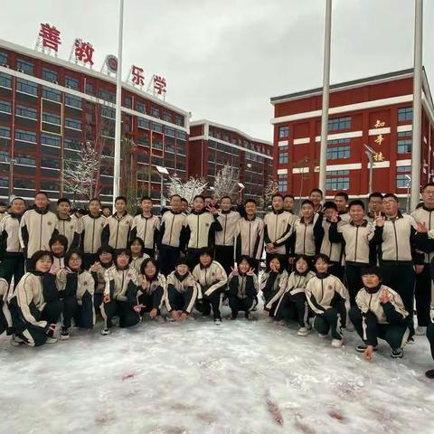 最美不过下雪天，欢声笑语满校园