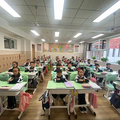 长兴南街学校一年一班记录点滴，见证成长。