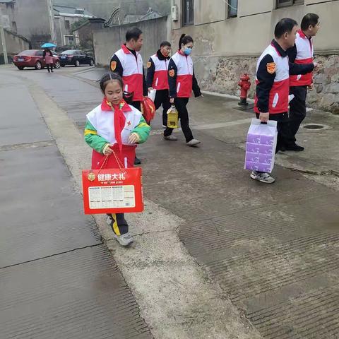 蒙以养正   让爱飞扬，真情关爱暖人心——丹城第五小学 正己中队 206班张语诺