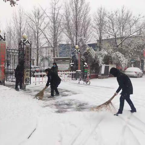 张果屯镇：浴“雪”奋战，铲冰扫雪保畅通