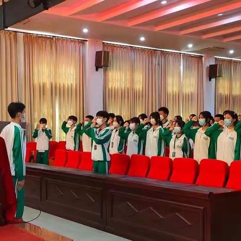 【团日活动】万宁职校团委举办示范性集中入团仪式暨“党的青年运动史”主题团日活动