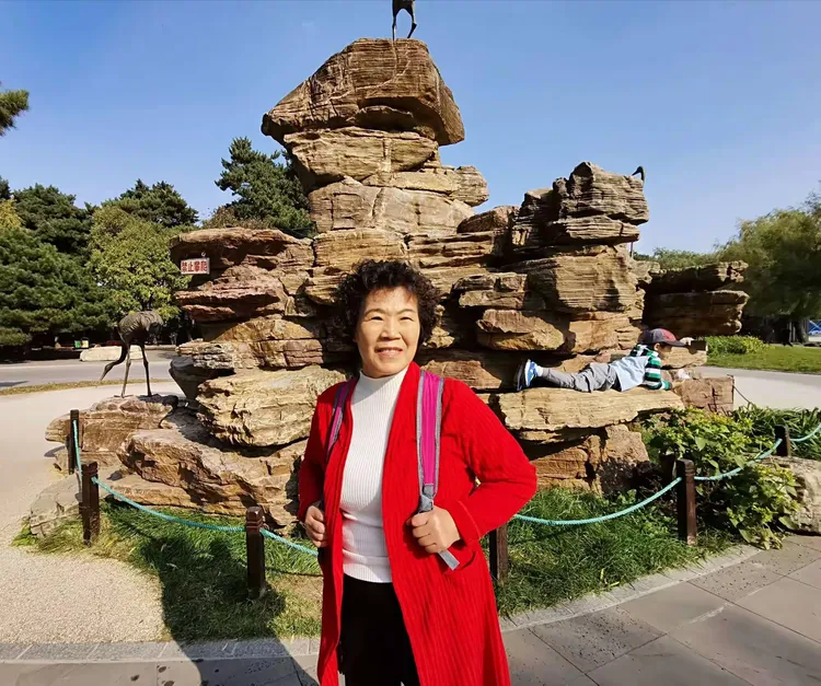 张丽文南湖公园展风采