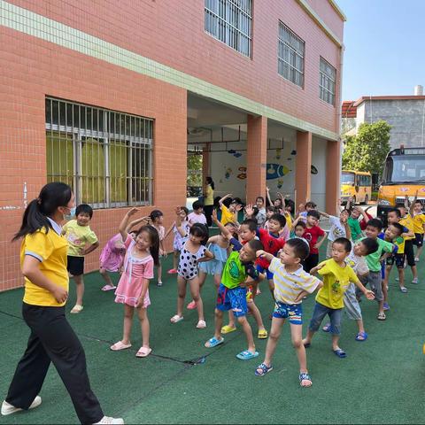 坪山幼儿园水中活动《神奇的水中花》（大一班）