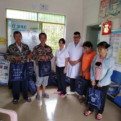 根据《澄迈县贫困地区健康促进三年攻坚行动实施方案》，山尾村家庭医生团队前往山尾村发放健康工具包