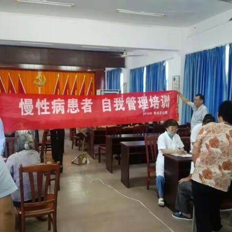 海秀卫生院在新村进行老年人体检及慢性病患者自我管理培训及慢性病患者随访活动
