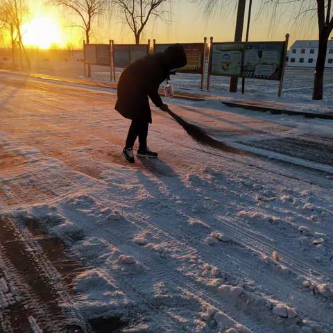 冬日积雪满校园，教师扫雪护平安