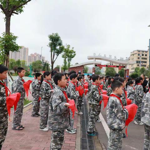 【党建红，国防绿】学习二十大，争做好队员 ﻿——石城县第五小学2023年第二批新队员入队仪式