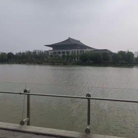 浐灞住建局组织全区建设项目安全管理人员开展夏季高温、暴雨、夜间施工等极端天气安全施工教育培训会