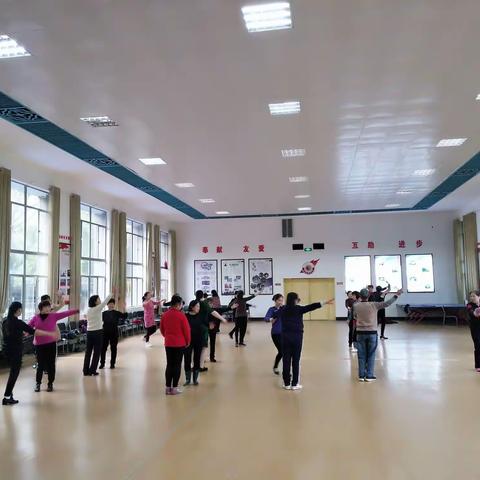 龙马社区乐龄学院交谊舞班第五节课的学习内容