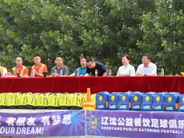 沈阳狮子会到红旗学校开展捐赠活动