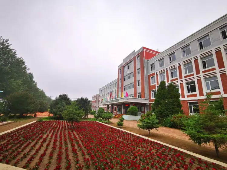 沈阳狮子会到红旗学校开展捐赠活动