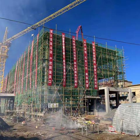 泽库县人民医院急救中心业务用房建设项目主体结构喜封金顶