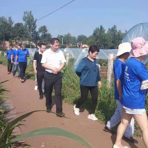 为葡萄果农送技术 促葡萄果实提品质