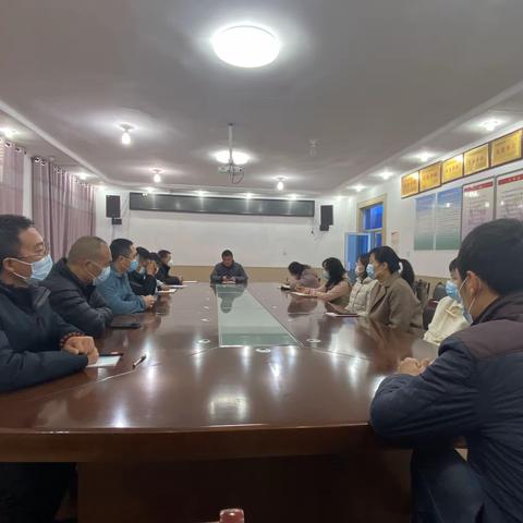 高陵区农机管理站积极落实区农业农村和林业局疫情防控推进会精神，夯实疫情防控措施，为高陵区抗疫工作助力。