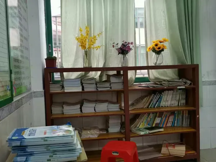 铺路作石子,护花化春泥