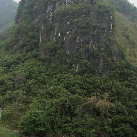 悠悠黔南山和水，醉了心湖浪花飞，蔚蓝水墨丹青画，浓妆淡抹总相宜