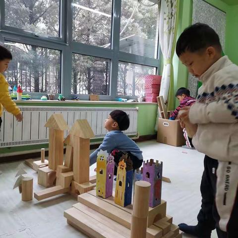 开学第一天，我们元气满满👍👍早上迎着飘雪高高兴兴的上幼儿园啦，终于见到了亲爱的老师和可爱的小伙伴！