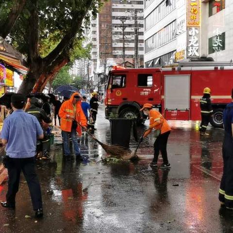 花楼水塔街环卫工人辛苦了！