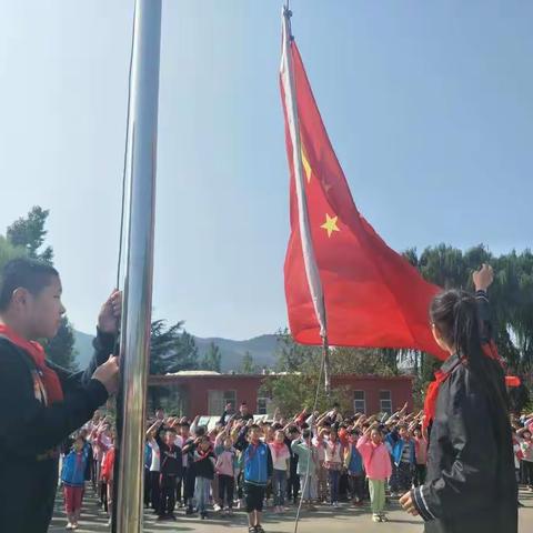 我和国旗合个影 ——徐庄镇建银希望小学国庆节活动