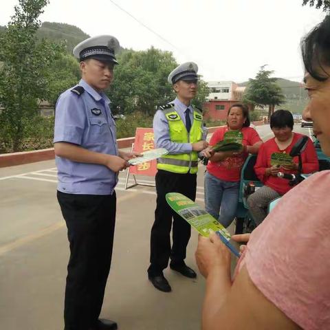 交警为建小送来安全“及时雨”