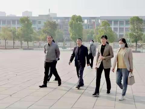 义安区政府吴玲娟副区长到区三中检查开学准备工作