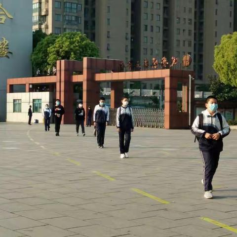 义安区三中初三学生有序入学