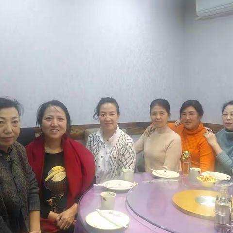 姐妹们开年聚会，33年我们经历了风风雨雨，姐妹们在一起快乐着。愿我们在80、90岁时还能聚聚，祝姐妹们颜容永驻。