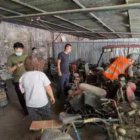 清理僵尸车 用心解民忧  ——龙翔路社区联合花园路街道城管科清理车棚废旧自行车