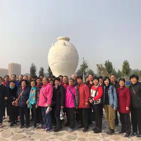 新石办事处组织退休人员畅游陶瓷水镇和土门关