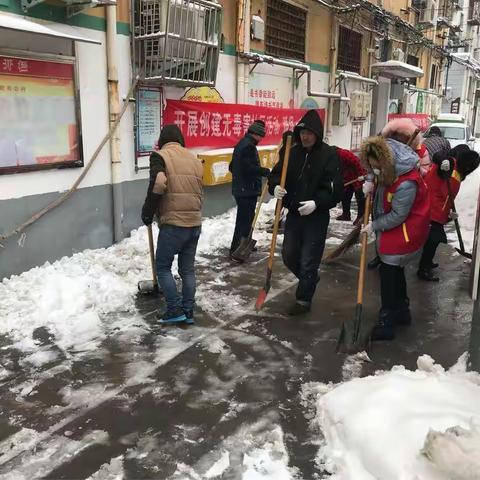 雪落人动，人动雪清