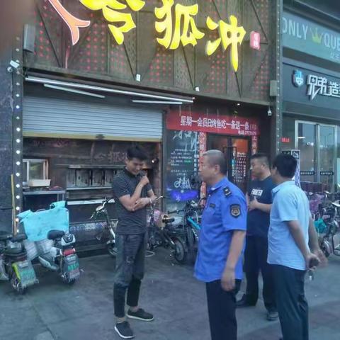 区综合执法局与环保局联合执法，对城区餐饮店油烟净化设施使用情况进行突击检查