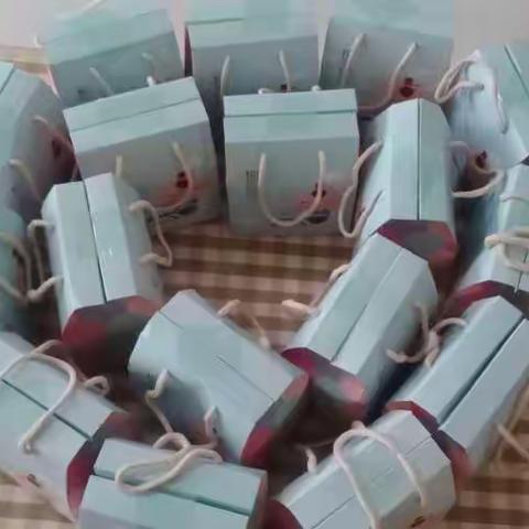 新望幼儿园小一班的老师及宝贝祝大家中秋快乐