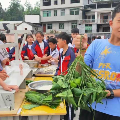 甘龙镇中学组织学生开展“包粽子，迎端午”劳动实践活动