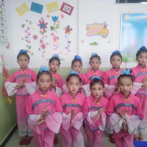 敦煌市第五小学 四（2）班《不输在家庭教育上》           我们共同努力 寻爱 ----让爱处处都在