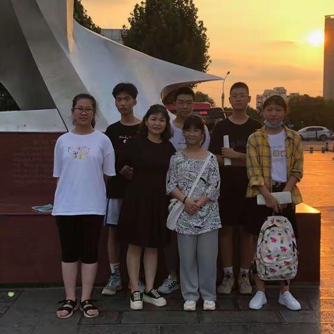 家校携手共育——信阳市五中八年级开展暑期家访、学生作业检查、指导学生生活工作纪实