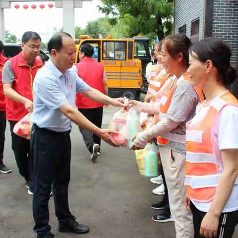 许昌市人大常委会机关开展向环卫工人送清凉活动