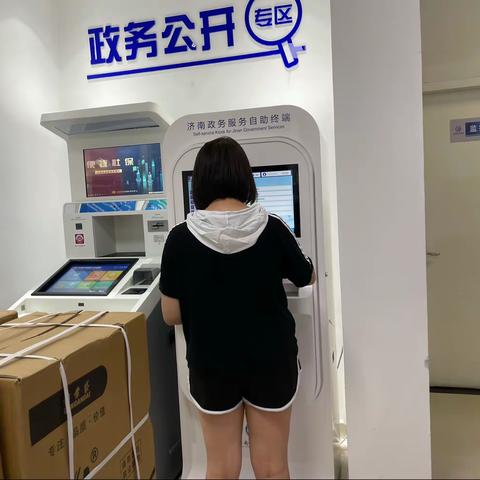 六里山街道便民服务中心积极推进审批服务便民化